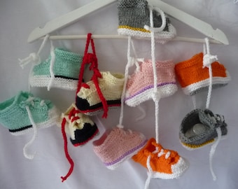 basket bébé tricot fait main, modèle original, cadeau de naissance, chaussons bébé