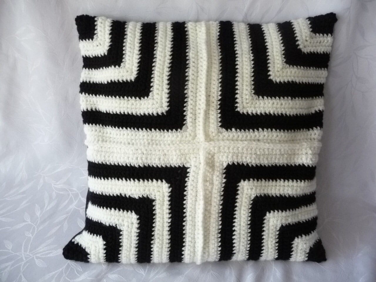 Housse de Coussin Graphique Noir et Blanc Cassé, Rayé, Chevrons, Tricot Fait Main