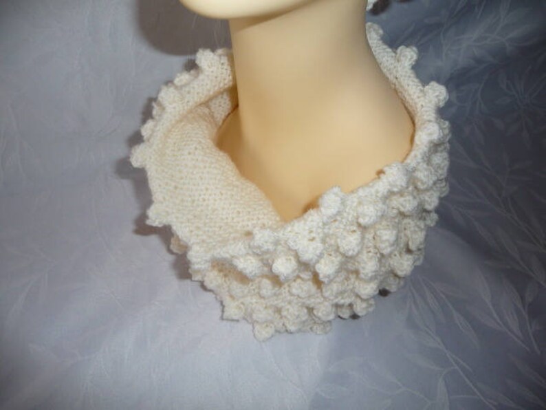 Ensemble Bonnet et snood assortis tricot fait main blanc image 3