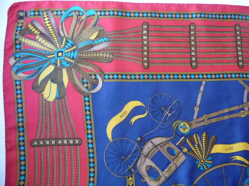 Foulard En Soie Vintage Richel Paris - Motif Calèches Et Sellerie - Rouge, Bleu, Jaune, Beige - Occasion
