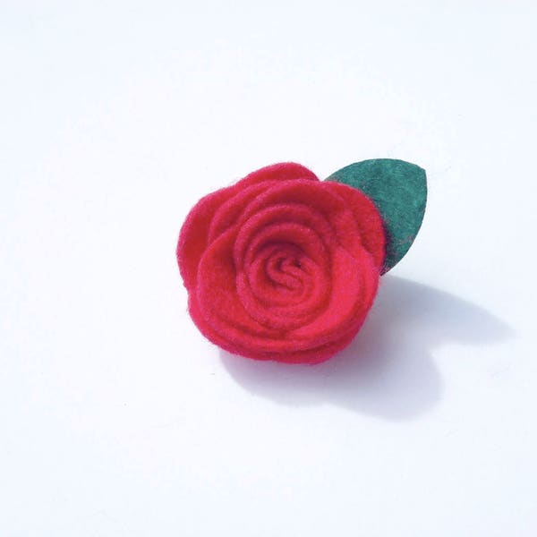 10 FLEURS ROUGE flanelle pétale rouge 3,5 cm feuille vert fleur à coudre,fleur à coller,customisation textile décoration repas de fête