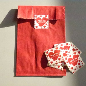 10 SACCHETTI REGALO 12X20 cm ROSSI in carta kraft liscia con soffietto 4 cm + 10 etichette autoadesive a forma di cuore per te con amore