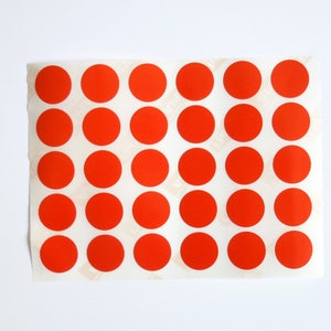 30 RUNDE ROTE TABLETTEN 2 cm Klebetabletten Selbstklebetabletten Geschenkverpackung red dot