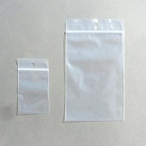 Peut inclure: Deux sacs en plastique transparents à fermeture éclair avec un trou en haut pour accrocher. Le plus grand sac est environ deux fois plus grand que le plus petit.