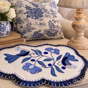 Descarga digital. Aplique de lana Bluebird Whimsy imagen 1