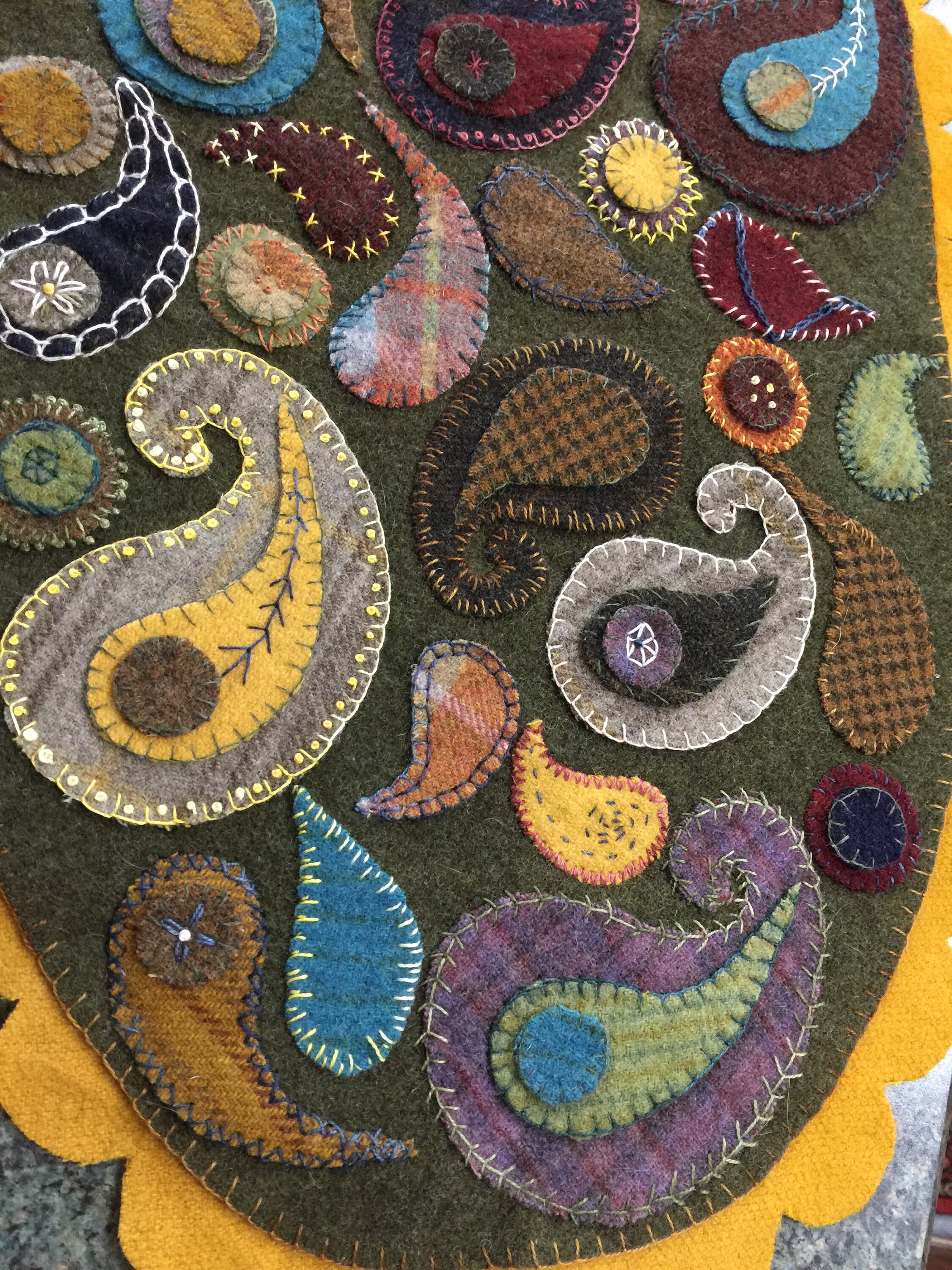 Wool KIT, Large SCALLOPED Pre-cut Wool Appliqué Kit, Wool Penny Rug Kit,  Make Your Own Traditional Penny Rug, Recycled Wool Appliqué Kit 