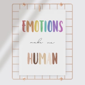 K&ouml;nnte beinhalten: Ein wei&szlig;er Poster mit dem Text "EMOTIONS make us HUMAN" in Regenbogen- und braunen Aquarellbuchstaben.