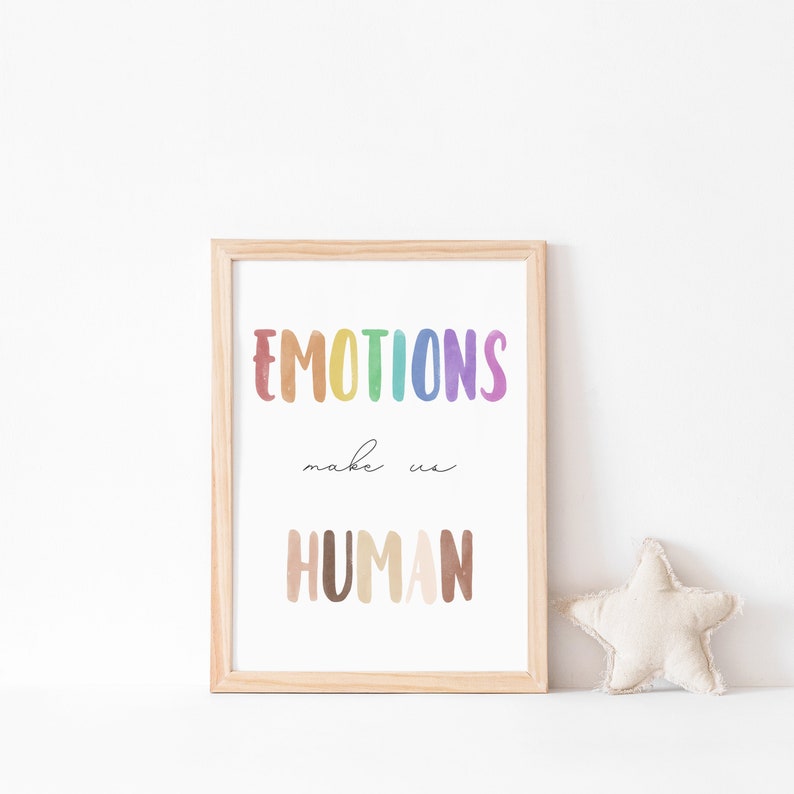 K&ouml;nnte beinhalten: Ein gerahmter Druck mit dem Text "EMOTIONS make us HUMAN" in Regenbogenfarben. Der Text ist in einem verspielten, handgezeichneten Stil.