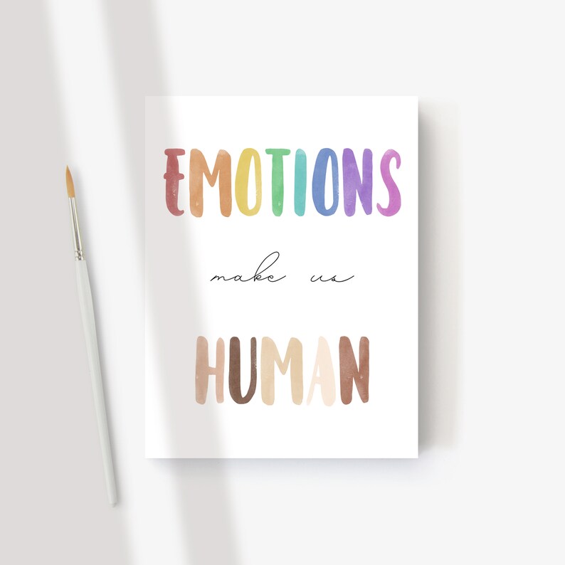 K&ouml;nnte beinhalten: Eine wei&szlig;e Karte mit dem Text "EMOTIONS make us HUMAN" in Regenbogen- und Braunt&ouml;nen. Das Wort "EMOTIONS" ist in Regenbogenfarben gehalten, das Wort "HUMAN" in Braun.