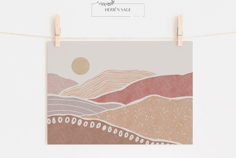 Peut inclure: Impression d'art abstrait repr&eacute;sentant un paysage minimaliste avec des collines roses, brunes et beiges et un soleil jaune. L'impression a un fond textur&eacute; et des points blancs le long du bas.