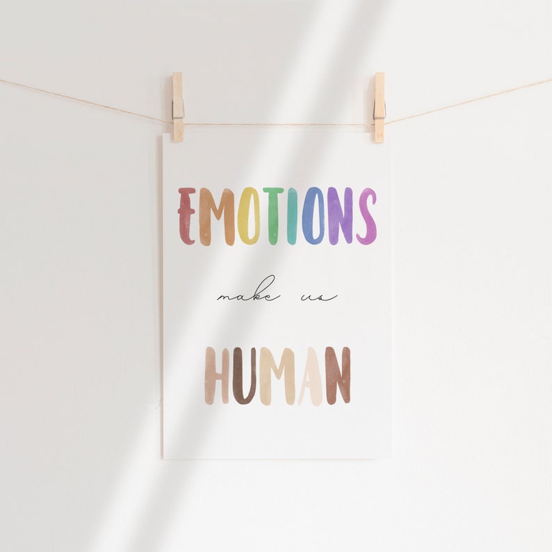 K&ouml;nnte beinhalten: Ein wei&szlig;er Poster mit dem Text "EMOTIONS make us HUMAN" in Regenbogen- und Braunt&ouml;nen. Der Text ist in einem verspielten, handgezeichneten Stil.