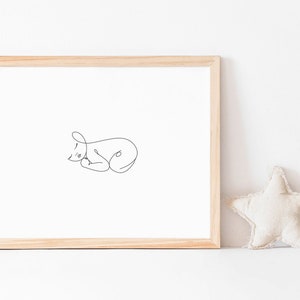 Puede incluir: Un dibujo lineal simple de un beb&eacute; durmiendo en un marco de madera. El dibujo es en blanco y negro y est&aacute; sobre un fondo blanco. Una almohada en forma de estrella beige est&aacute; en primer plano.