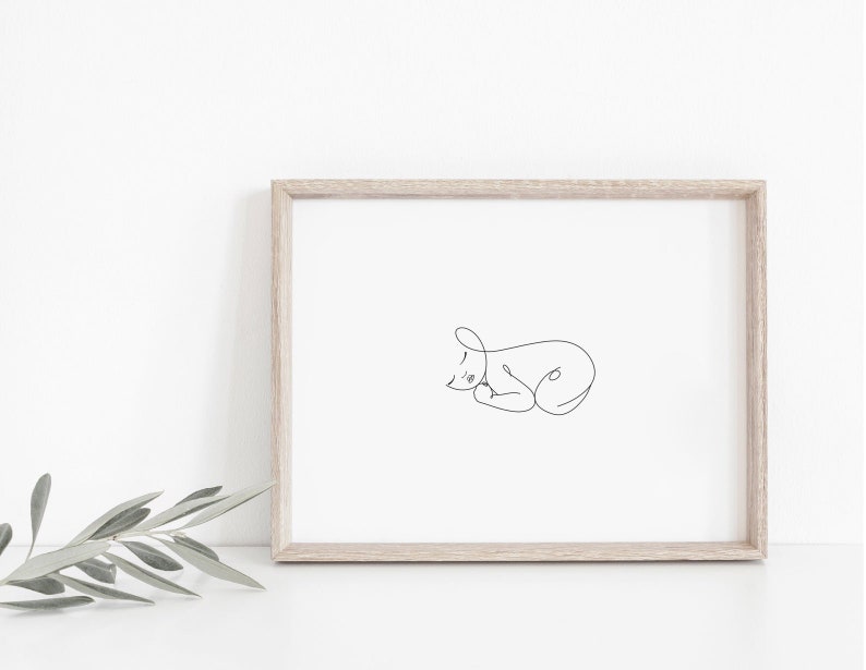 Puede incluir: Un dibujo en blanco y negro de un perro durmiendo en un marco de madera simple.