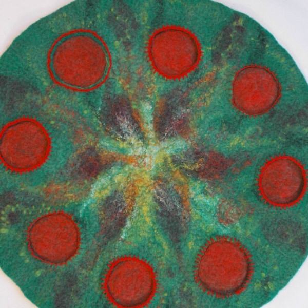 tapis rond deco de table apero, tapis artisanal en laine feutrée, art de table tapis table d'apero vert et rouge, tapis décoratif en laine