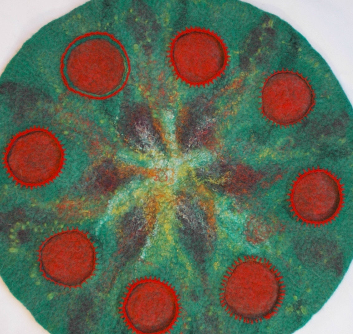 Tapis Rond Deco de Table Apero, Tapis Artisanal en Laine Feutrée, Art d'apero Vert et Rouge, Décorat