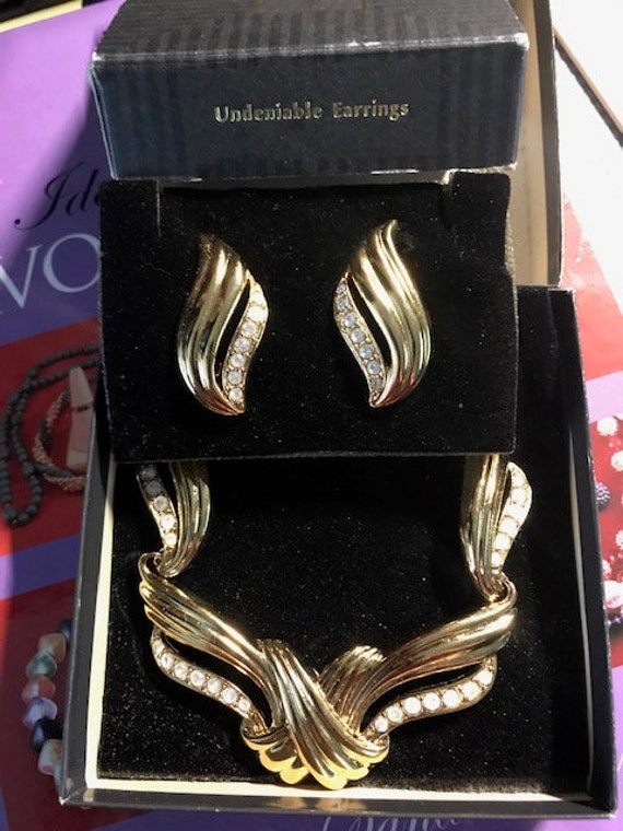 Vintage Avon "Undeniable" Necklace & Earrings Set