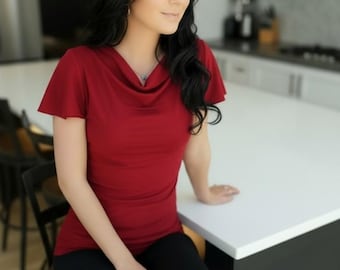 Top ajustado de manga corta con cuello drapeado y mangas caídas, confeccionado en modal rojo.