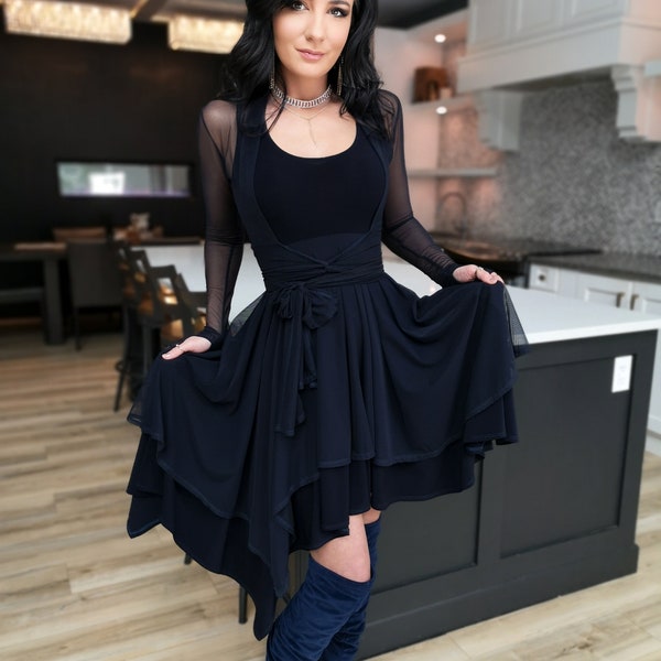 Kurzes fließendes Kleid. Dieses Navy-Kleid ist klassisch und witzig mit einem doppelten Tellerrock und unsymmetrischem Saum. Jacken separat erhältlich.