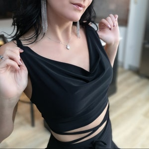 Zwarte crop top met ronde hals, dit is mijn mix en match-lijn. Alle stukken worden apart verkocht.