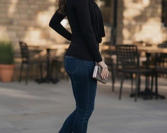 Top negro con cuello drapeado e inserción incorporada.