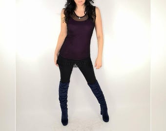 Zwarte mesh top, aansluitend mouwloos asymmetrisch shirt van lichtgewicht stof