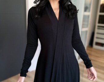 Langer schwarzer Cardigan aus leichtem Viskose-Spandex-Gemisch mit drapierter Vorderseite