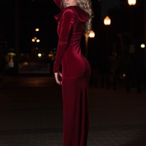 Maxi langes rotes Samt-Kapuzenkleid - tailliertes Kleid - Maxikleid. Passform behaglich und etwas schwer beim aus- und anziehen doch einmal am umwerfenden Kleid.
