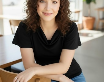 Haut ajusté en bambou noir avec manches drapées et col bénitier.