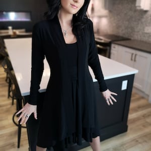 ロング丈の黒のカーディガン。これはロングバージョンです。よりドレッシーなポリスパンデックス。
