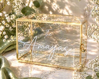 Caja de cristal para tarjetas con ranura y cerradura.