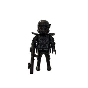 Può includere: Action figure nera di un soldato con elmetto, armatura e fucile. La figura ha un design dettagliato con texture visibili ed è ambientata su uno sfondo bianco. La figura è un giocattolo.