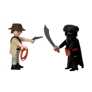 Puede incluir: Dos figuras de Playmobil en un enfrentamiento. Una figura, vestida con camisa color beige, sombrero marrón y pantalones grises, sostiene una pistola y un látigo. La otra figura, con túnica negra y turbante, empuña una espada curva. Las figuras están sobre un fondo blanco.