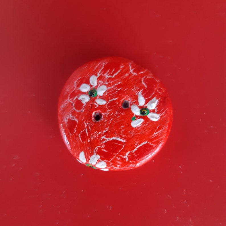 Bouton rouge et fleurs blanches, fait main en argile polymère pour relooking sac vêtements.. image 4