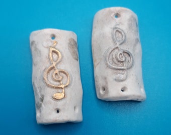 Breloques clef de sol dorée,  fait-main en argile polymère, création de boucles d oreilles.