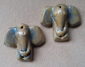 Charms de elefante, hechos a mano en arcilla polimérica para crear aretes.