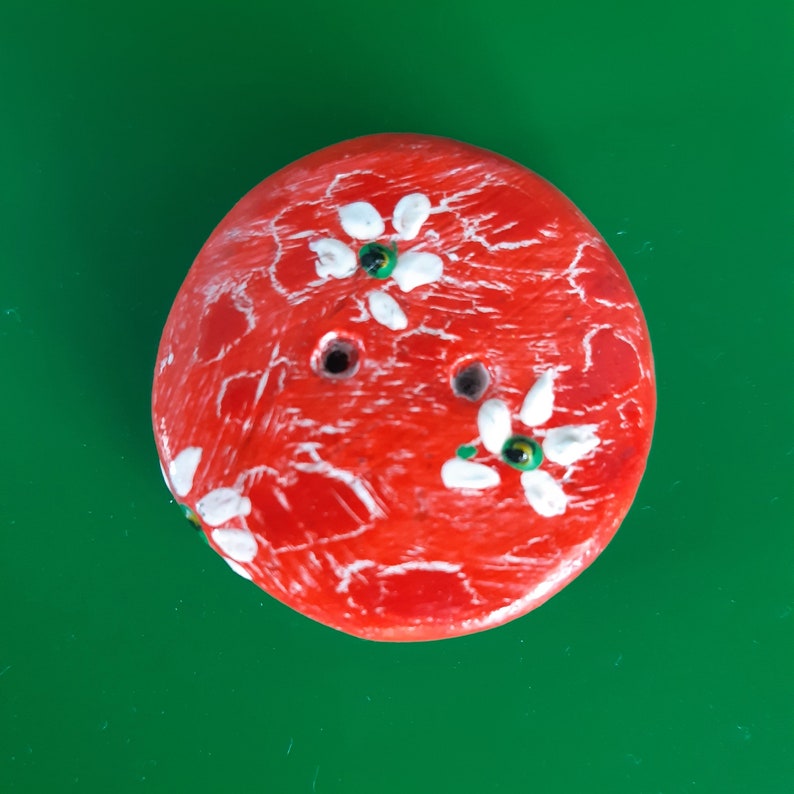 Bouton rouge et fleurs blanches, fait main en argile polymère pour relooking sac vêtements.. image 1