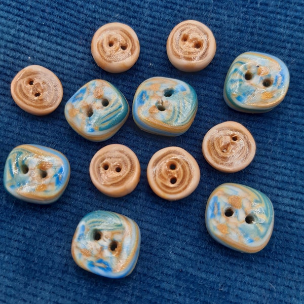 Sélection de petits boutons assortis pour embellissement vêtements, layette, scrapbooking..