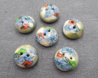 Petits boutons  bombés multicolores,  fait main pour  customisation veste, gilet, layette.. lot de 6 boutons.