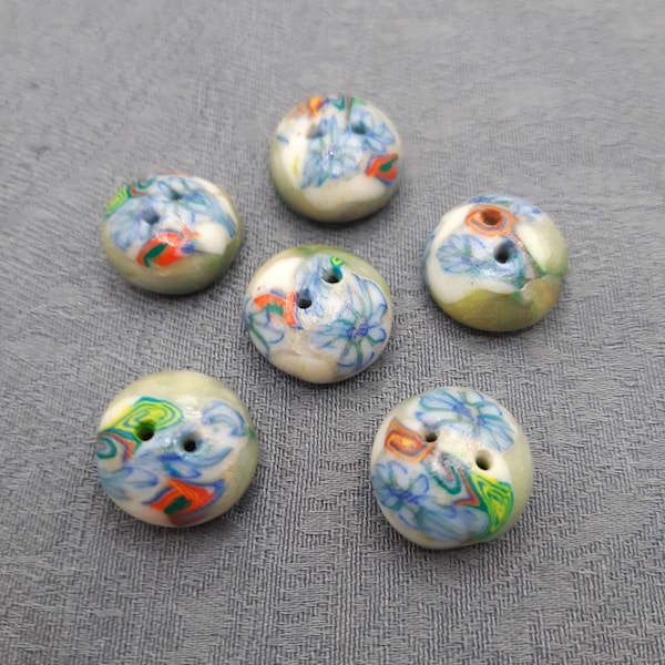 Petits boutons  bombés multicolores,  fait main pour  customisation veste, gilet, layette.. lot de 6 boutons.