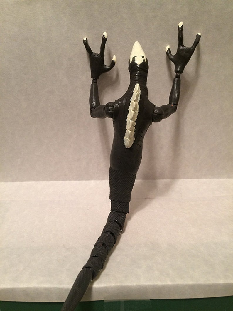 kong skull crawler toy