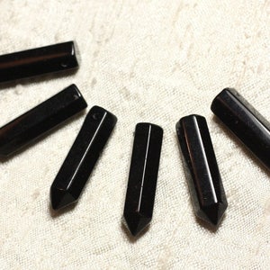 Peut inclure: Sept perles de pierres précieuses noires, facettées et pointues. Les perles mesurent environ 2,5 cm de long et ont une finition lisse et polie.