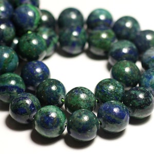 Peut inclure: Un collier de perles rondes de couleur verte et bleue. Les perles sont en pierre naturelle avec un motif marbré.