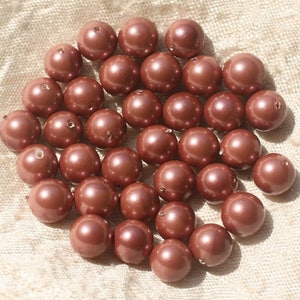Peut inclure: Un ensemble de 30 perles rondes de couleur marron. Les perles ont une finition lisse et brillante.