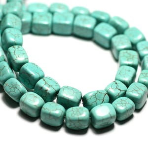 Peut inclure: Un brin de perles de turquoise, chaque perle est de forme carrée avec une couleur bleu clair et des veines brunes.