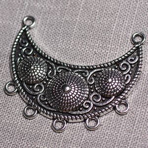 Peut inclure: Pendentif en métal argenté en forme de croissant de lune avec trois cercles décoratifs. Le pendentif a quatre boucles pour l'attacher à des bijoux.