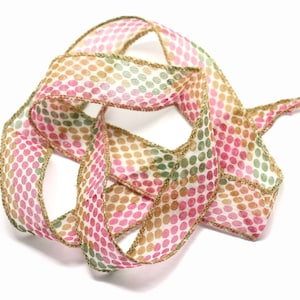 1 Stück – Halskette aus handgefärbtem Seidenband, 85 x 2,5 cm, rosa, grün, gelb, ockerfarbene Punkte (Ref. SOIE155) 4558550002792