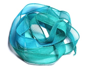 Collana con nastro di seta tinto a mano, 130x1,8cm, blu, verde, turchese, pavone (SOIE128) - 8741140003071