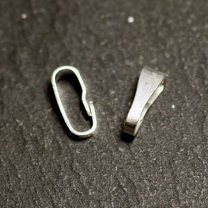 Peut inclure: Deux fermoirs en métal argenté pour la fabrication de bijoux. Un fermoir est de forme ovale et l'autre est en forme de larme.