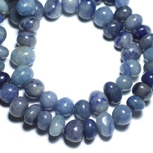 Peut inclure: Un collier de perles de pierres précieuses bleues, avec un effet de dégradé de couleur du bleu clair au bleu foncé. Les perles sont lisses et de forme ovale.