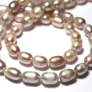 Peut inclure: Un collier de perles d'eau douce de couleur rose et blanche, de forme baroque, disposées en double rang.